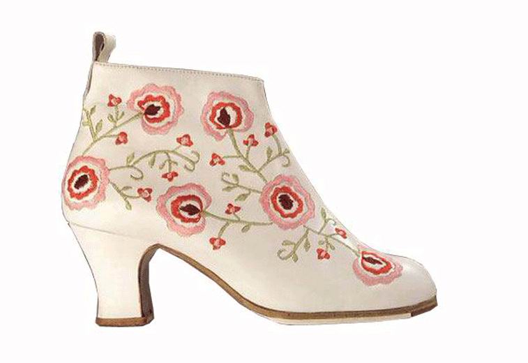 Botín bordado blanco.  Zapato Flamenco Personalizado Begoña Cervera