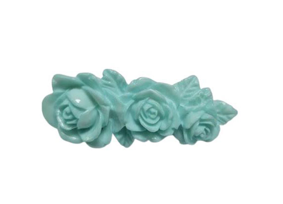 Broche Trio de Roses en Résine. Bleu Clair